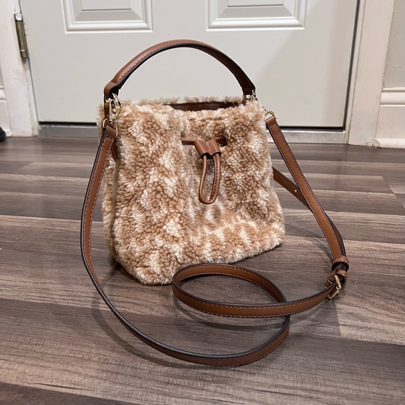 Michael Kors Suri Small Faux Fur Sherpa Tan Shearling Bucket Crossbody Bag - Picture 2 of 13